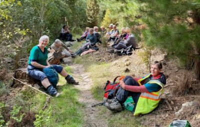 8 oct racemans hikers nice sunny lunch spot. photo & caption marijke